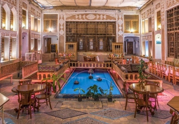 فضای داخلی هتل آنتیک ملک التجار یزد
